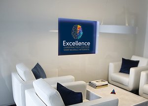 Verlicht logobord Excellence in wachtruimte
